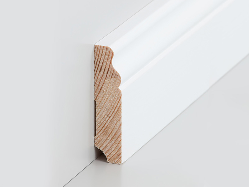 Profilierte Massivholz Kiefer Fußleiste, weiß lackiert