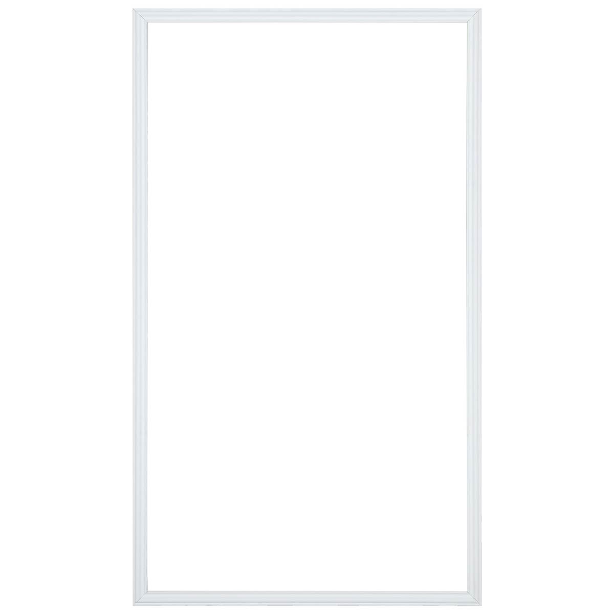 Weiße Zierleisten als rechteckiger Wandrahmen in klarer Frontansicht