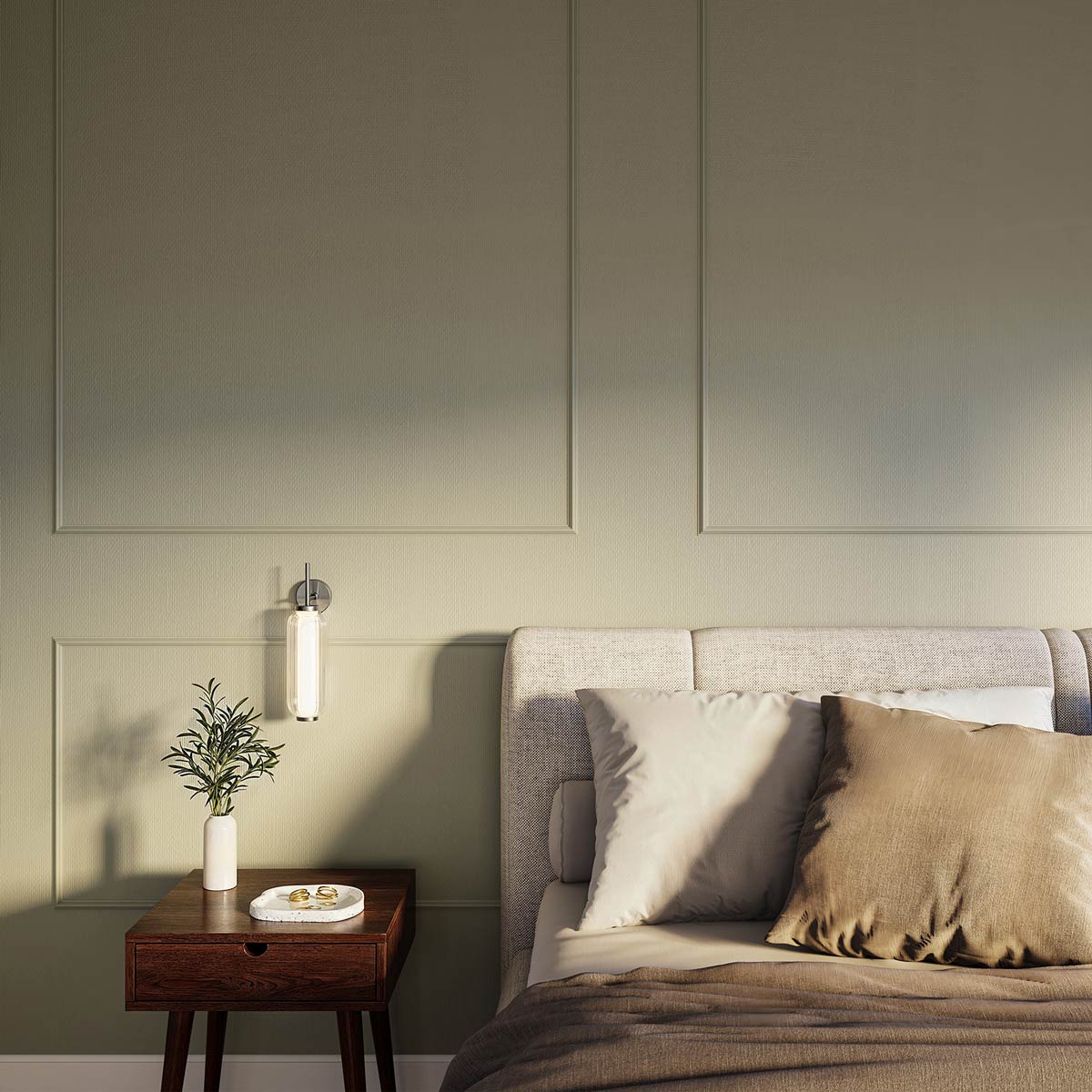 Weiße Zierleisten als Wandgestaltung im Schlafzimmer hinter dem Bett