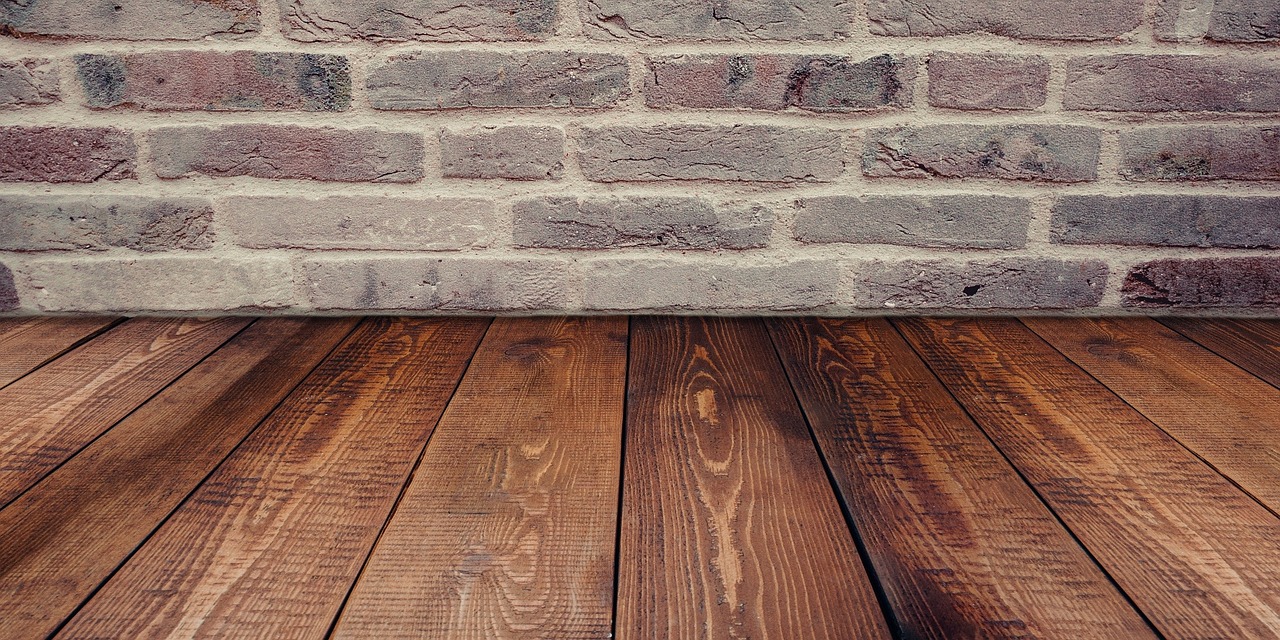 Holzboden Ziegelwand